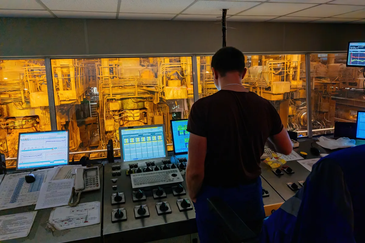 Operator monitoring live performance data in a plant control room